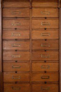 3 Hacks gegen Schubladendenken im Recruiting - brown wooden 4 layer drawer