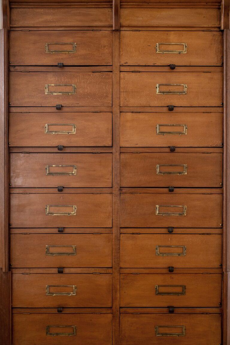 3 Hacks gegen Schubladendenken im Recruiting - brown wooden 4 layer drawer