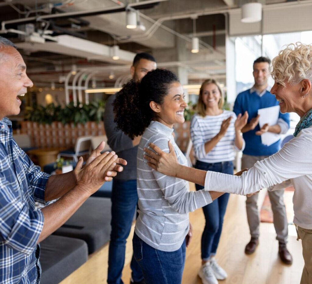 Onboarding: interkulturelles / internationales Team begrüßt neues Teammitglied