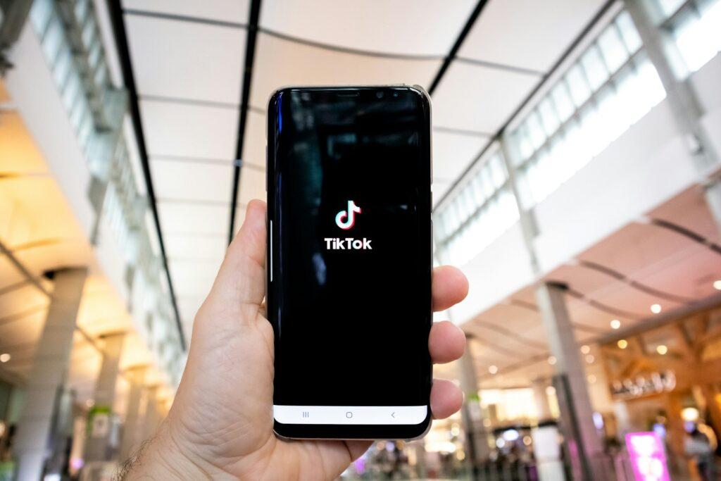 tiktok karriereseite - person holding black android smartphone