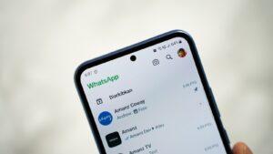 Ein Telefonbildschirm mit WhatsApp