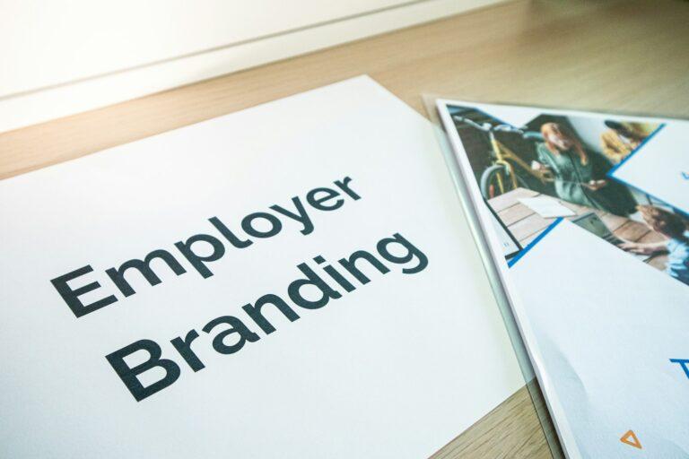 Employer Branding Broschüre die auf einem Tisch liegt