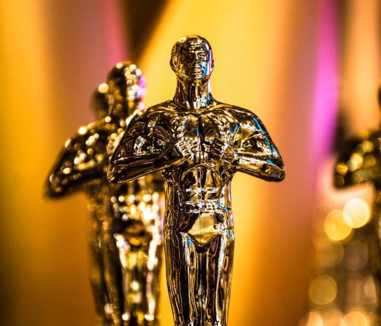 Die besten Karrierefilme - a number of oscar statues on a table