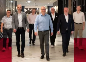 Mehrere Menschen laufen in Richtung Meeting